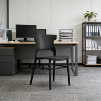 Chaise en plastique résistante à l'usure, durable, empilable, design moderne et simple, surface de siège confortable, dossier de haute qualité offrant un bon soutien.