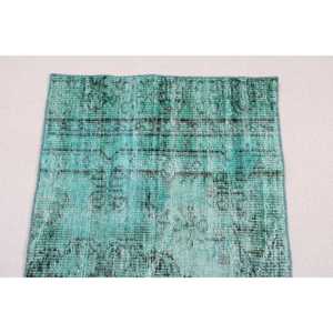 Alfombra Turca Vintage Pequeña de 2.5x5.4 pies, Alfombra con Borde Azul de Lana - Product Image 5