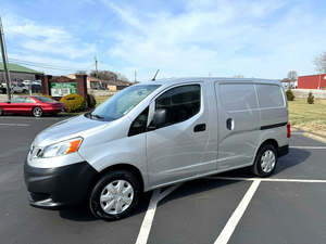 Nissan NV200 S seminuevo 2017 con asientos de cuero de dirección izquierda Interior oscuro - Product Image 3