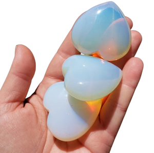โอปอลไลท์คุณภาพดี ขายดี หินโอปอลไลท์รูปหัวใจธรรมชาติ คริสตัลโอปอลไลท์ หินโอปอลไลท์สีขาว หินพกพาสำหรับบำบัดรักษา - Product Image 1