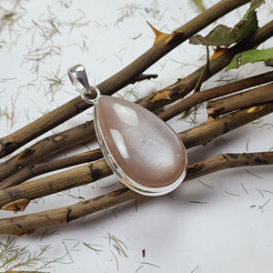 จี้รูปหยดน้ำประดับมูนสโตนในตัวเรือนเงินแท้ 925 |   ผู้จัดจำหน่ายเครื่องประดับขายส่ง - Product Image 2