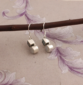 Pendientes de aro de boda minimalistas chapados en rodio de Plata de Ley 925 con Topacio azul natural y piedra lunar arcoíris para mujer - Product Image 4