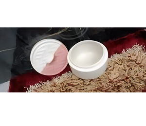 Almacene los bocadillos con estilo con este contenedor de cerámica duradero con una tapa segura para despensa de cocina o uso en la encimera - Product Image 1