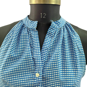 Trang phục trông giống như một mảnh giản dị thoải mái với một mẫu thiết kế kiểm tra màu xanh và trắng dễ thương mang lại cho nó sự rung cảm mát mẻ cổ điển - Product Image 2