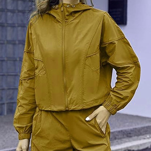 2025 Zip APP con capucha en color sólido Traje de 2 piezas Cortavientos Conjunto de chándal para exteriores Cortavientos Crop Top Conjuntos cortos - Product Image 1