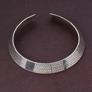 Gargantilla chapada en plata simple y gruesa con colgante en forma de ala, joyería llamativa para mujer, moda y ropa de fiesta - Product Image 1