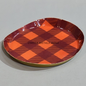 Plateau de service ovale dynamique en rouge et orange avec un design à carreaux audacieux, parfait pour exposer des collations et améliorer la décoration - Product Image 1