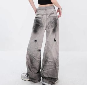 กางเกงยีนส์สีน้ำเงินคลาสสิกที่มีรายละเอียดที่มีความสุขสำหรับการสวมใส่ในชีวิตประจำวัน - Product Image 4