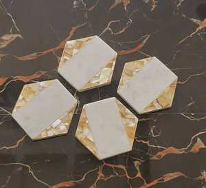 Posavasos Cuadrados Hechos a Mano de Mármol Blanco de Primera Calidad con Corazón de Latón en Juego de 4 Disponibles a Precio de Mayoreo - Product Image 1