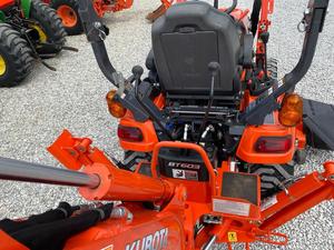 Tractor Kubota BX23S de 23hp, usado, con cargador frontal, retroexcavadora y cortadora de césped, en stock, listo para envío. - Product Image 2