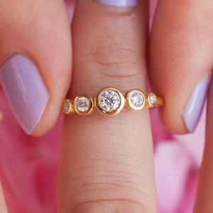 Anillo Romántico de Cinco Piedras de Oro Sólido de 14K con Diamantes Cultivados en Laboratorio con Engaste de Bisel, Joyería Fina para Mujer, Regalo de Compromiso o Boda - Product Image 3