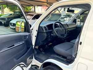 NUEVA Toyota Hiace 2025 Estándar, 0KM, 8+ Asientos, 4 Cilindros, 199HP, Transmisión Manual - Product Image 2