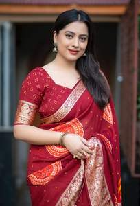 Sari en coton crêpe pour femmes avec bordure tissée en zari, travail de miroir Aari, glands sur le pallu, bordures de paon - En stock - Product Image 5