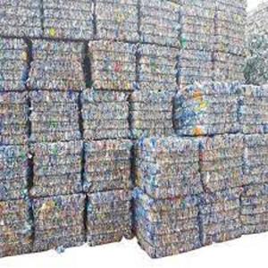 Flocons de bouteilles en PET recyclées, granulés de plastique de récupération pour le recyclage et la fabrication de nouveaux produits - Product Image 2