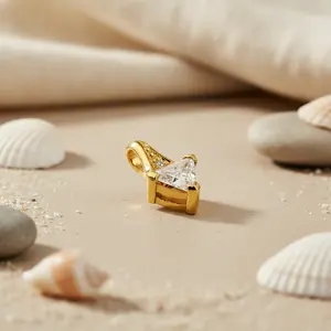Colgante de Diamante Trillion para Mujer, Chapado en Oro, Joyería Fina, Categoría de Producto: Colgantes y Dijes de Diamantes - Product Image 1