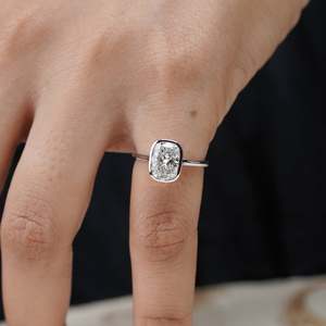 Bague de fiançailles solitaire en or blanc certifiée IGI avec diamant taille coussin serti clos, qualité supérieure - Product Image 6