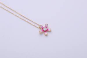 Collier pendentif fleur en or 14 carats multicolore avec émail rose et diamant central |   Bijoux pour femmes |   Fabricant OEM ODM sur mesure, vente en gros - Product Image 5