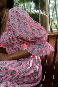 Robe d'été rose florale, imprimée à la main, corsage smocké, coton biologique, robe éthique pour femmes - Product Image 5