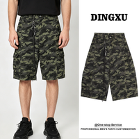 Shorts cargo décontractés pour homme à imprimé camouflage, avec passants de ceinture, bouton métallique, poches latérales, poche à rabat et poche arrière, longueur genou, coupe décontractée
