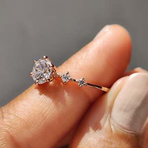 Anillo de Compromiso con 5 Diamantes de Corte Redondo - Product Image 6