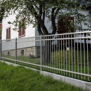 Paneles de esgrima de metal galvanizado con revestimiento de PVC negro de diseño moderno de <span class=keywords><strong>5</strong></span> pies de altura para hogares y jardines <span class=keywords><strong>Poste</strong></span> de <span class=keywords><strong>madera</strong></span> tratado térmicamente incluido - Product Image 2