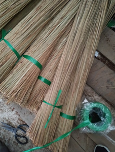 Bâton de balai de feuille de noix de coco écologique idéal pour jardin domestique et usage industriel - Product Image 3