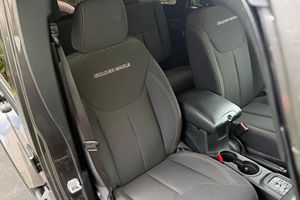 สภาพดีเยี่ยม รถจี๊ป แรงเลอร์ อันลิมิเต็ด โกลเด้น อีเกิล 4x4 ปี 2018 มือสอง - Product Image 3