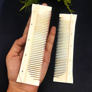 Peigne à cheveux personnalisable écologique en os d'ivoire naturel blanc avec incrustation d'os animal sculpté, technique inspirée de l'agate, fait main - Product Image 4