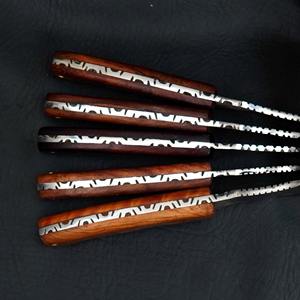 Couteau de suivi en acier damas personnalisé de la meilleure qualité avec lame en acier D2 manche en bois de rose pour la chasse Camping OEM Support Grade DIY - Product Image 4