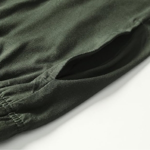 Conjunto de 2 Piezas para Hombre en Verde Oliva, Camiseta con Cuello en V y Pantalones Cortos con Cordón Ajustable - Product Image 5