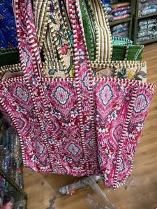 Bolso de mano acolchado a mano con múltiples retazos, bolso de compras hermoso para mujer, bolso de playa Kantha de algodón hecho a mano - Product Image 3