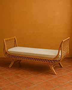 Banc en rotin fabriqué à la main avec cadre en bois solide-tissage artisanal pour un décor de salon ou de patio élégant - Product Image 4