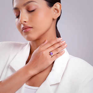 แหวนเงินแฮนด์เมดดีไซน์เนอร์ด้วยหินอเมทิสต์สีม่วงเข้มดีไซน์แบบฝาโบราณและเคลือบโรเดียม - Product Image 1