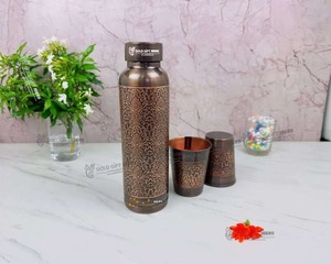 Botella de agua de cobre y metal reutilizable ecológica para llevar agua saludable sobre la marcha con un acabado elegante y tapa hermética - Product Image 2