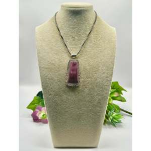Colgante Navajo Hecho a Mano con Bisel de Concha de Ostra Espinosa Morada en Plata de Ley, Tecnología Única de Incrustación en Bisel - Product Image 6