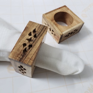 Meilleurs anneaux de serviette carrés en bois de style nordique, écologiques, avec design perforé, sculptés à la main, pour la décoration de table lors de dîners. - Product Image 2