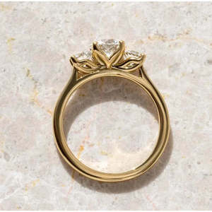 Bague de fiançailles à trois pierres en diamant de laboratoire certifié IGI 1,70 carat total, couleur D-E-F, pureté VVS-VS, forme ronde - Product Image 2