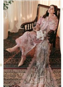 Vente en gros de salwar kameez pakistanais modernes, exquisement brodés, tissus de qualité supérieure, artisans qualifiés de Surat, été et hiver - Product Image 5