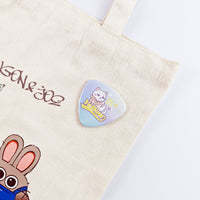 Badge en plastique personnalisé 57x56mm triangulaire avec épingle de sécurité et aimant - Product Image 5