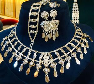 Collier en plaqué or vintage de Dubai pour femmes, perle classique en zircon et diamant sur chaîne en alliage, cadeau d'anniversaire de mariage. - Product Image 5