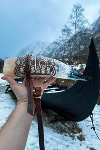 Cuerno para Beber Vikingo Antiguo Tallado, Cuerno de Búfalo Natural Pulido, Cuerno para Beber Antiguo Tallado por Tradebit - Product Image 4