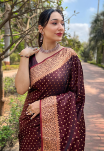 Saree en soie Banarasi Katan marron foncé avec un tissage Zari riche parfait pour les mariages, les festivals et l'élégant traditionnel - Product Image 5