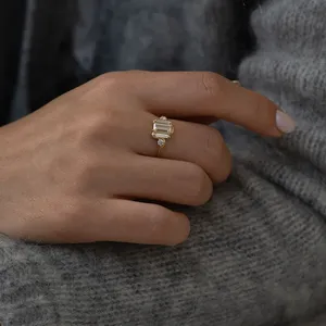 Bague de mariage en moissanite VVS taille radiant, or massif 14 carats, alternative certifiée au diamant, alliance de fiançailles solitaire, joaillerie fine - Product Image 2