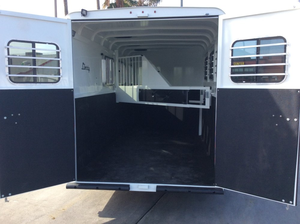 Remolque Liberty 3Horse de 6' 8" x 19' en venta |   Casa moderna y económica para caballos, ideal para exposiciones de viaje y transporte, con 3 ventanas laterales. - Product Image 5