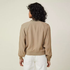 แจ็กเก็ตบอมเบอร์สำหรับผู้หญิงเสื้อแจ็กเก็ตบอมเบอร์คอตั้งแขนยาวและซิปซับในไนล่อนแบบถักทนทาน - Product Image 2