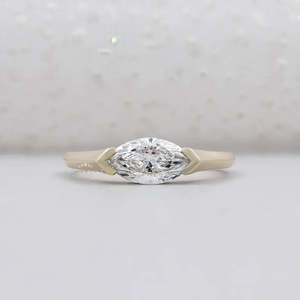 Bague de fiançailles solitaire en diamant de laboratoire taille marquise East West, certifiée IGI, plaquée rhodium, style tendance, or jaune pour - Product Image 1