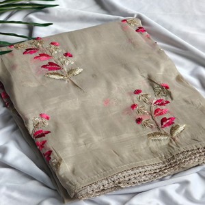 Sari de Papel de Seda VASTRA COTTAGE con Bordado Floral, Borde de Encaje Zari y Blusa Teñible en Contraste, Prenda de Diseñador - Product Image 1