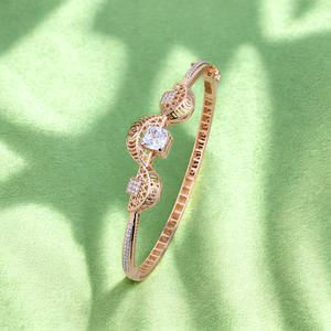 Brazalete dorado para mujer con patrón de espiral artístico y centro de cristal cuadrado, elegante y ligero, ideal para uso diario. - Product Image 3