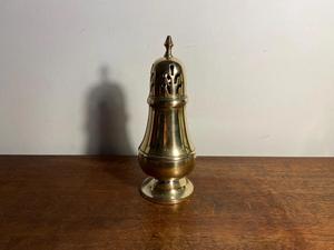 Juego de sal y pimienta de latón tradicional con grabado detallado y aspecto pulido, ideal para cocinas inspiradas en la cultura o el patrimonio - Product Image 6