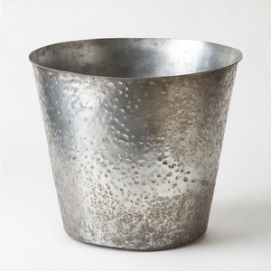 Jardinière Northern Shine Hammer en métal argenté de qualité supérieure conçue pour les espaces spirituels ou les intérieurs de cafés de boutique - Product Image 1